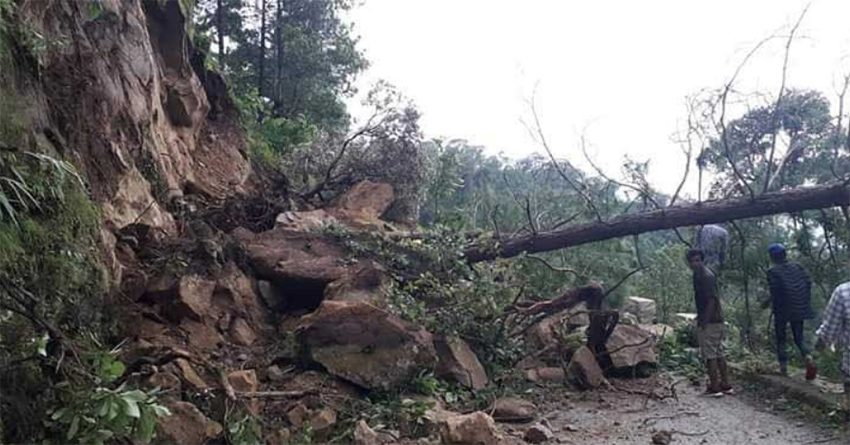 बाढी र पहिरोका कारण राजमार्गहरु अवरुद्ध हुँदा आवागमन प्रभावित