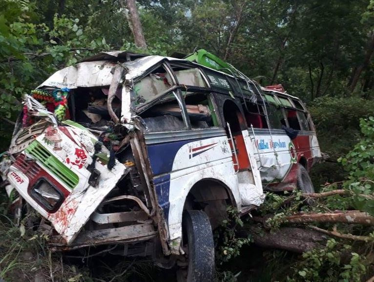 सुर्खेतको हर्रेडाँडामा बस दुर्घटना, ३ जनाको मृत्यु, २७ जना घाइते