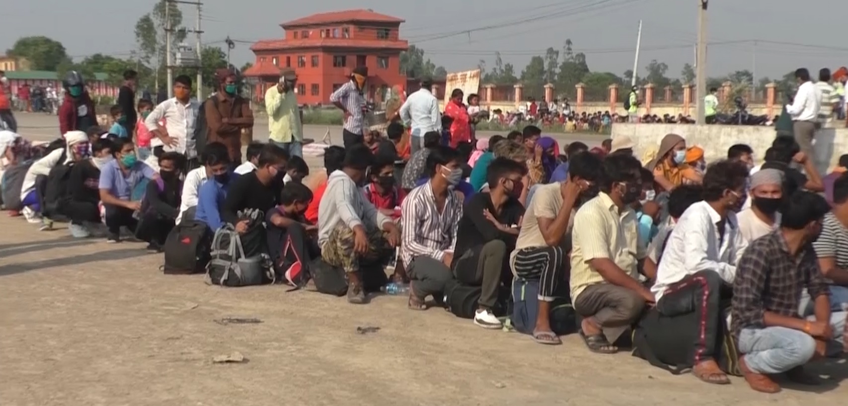 भारतमा लकडाउन खुकुलो भएसँगै रुपैडिया नाका हुँदै नेपाल भित्रने बढे