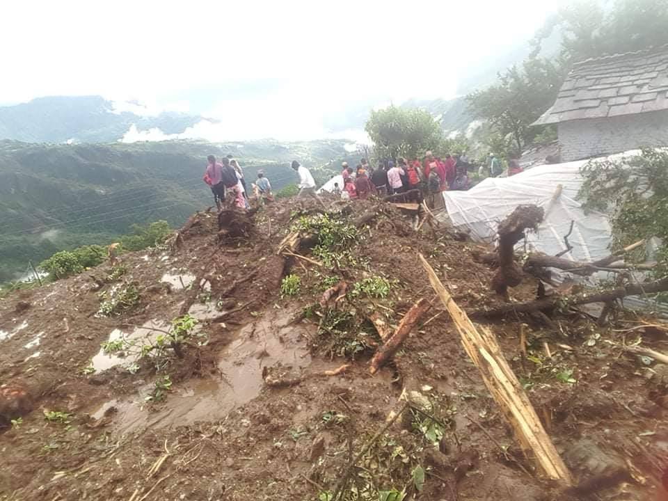 पर्वतमा पहिरोमा पुरिएका ८ जनाको शव फेला, एक जना अझै बेपत्ता