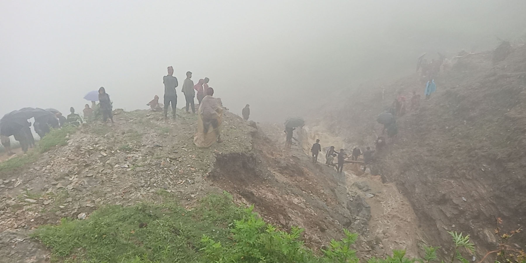 भोकभोकै त्रिपाल र विद्यालयमा आधा शरीर भिज्दै ५०० पीडित