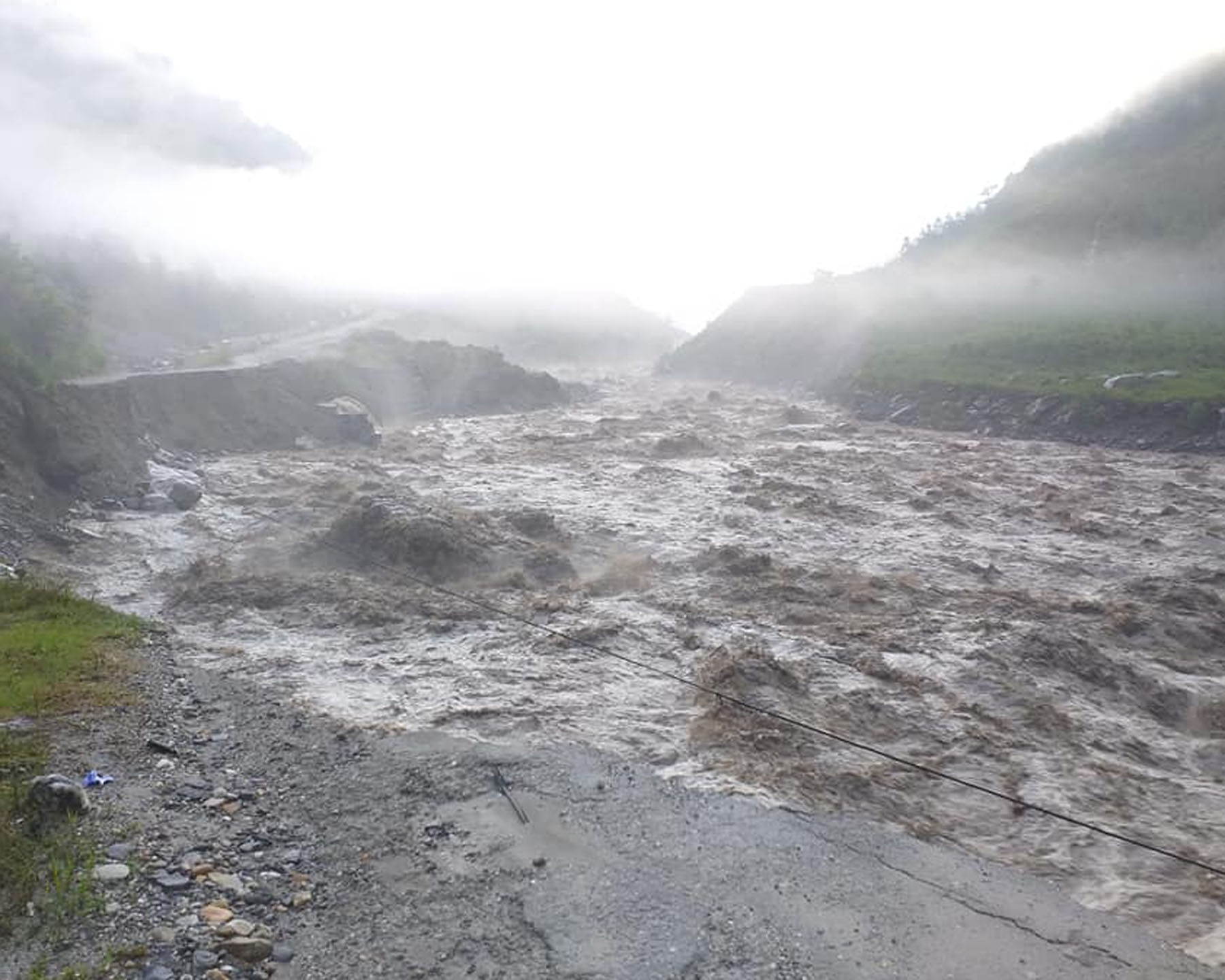 बाह्रविसेमा बाढीले बगाएका दुई शव फेला, १८ जना अझै बेपत्ता