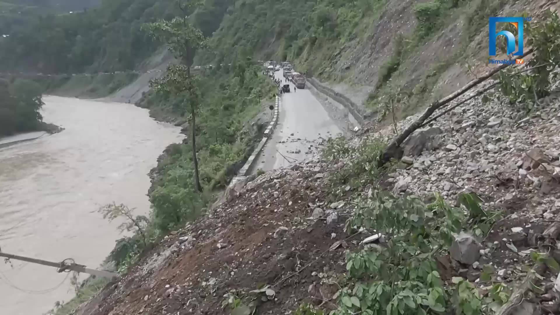 निरन्तरको वर्षाका कारण देशका विभिन्न राजमार्ग अवरुद्ध, खोल्ने प्रयास जारी