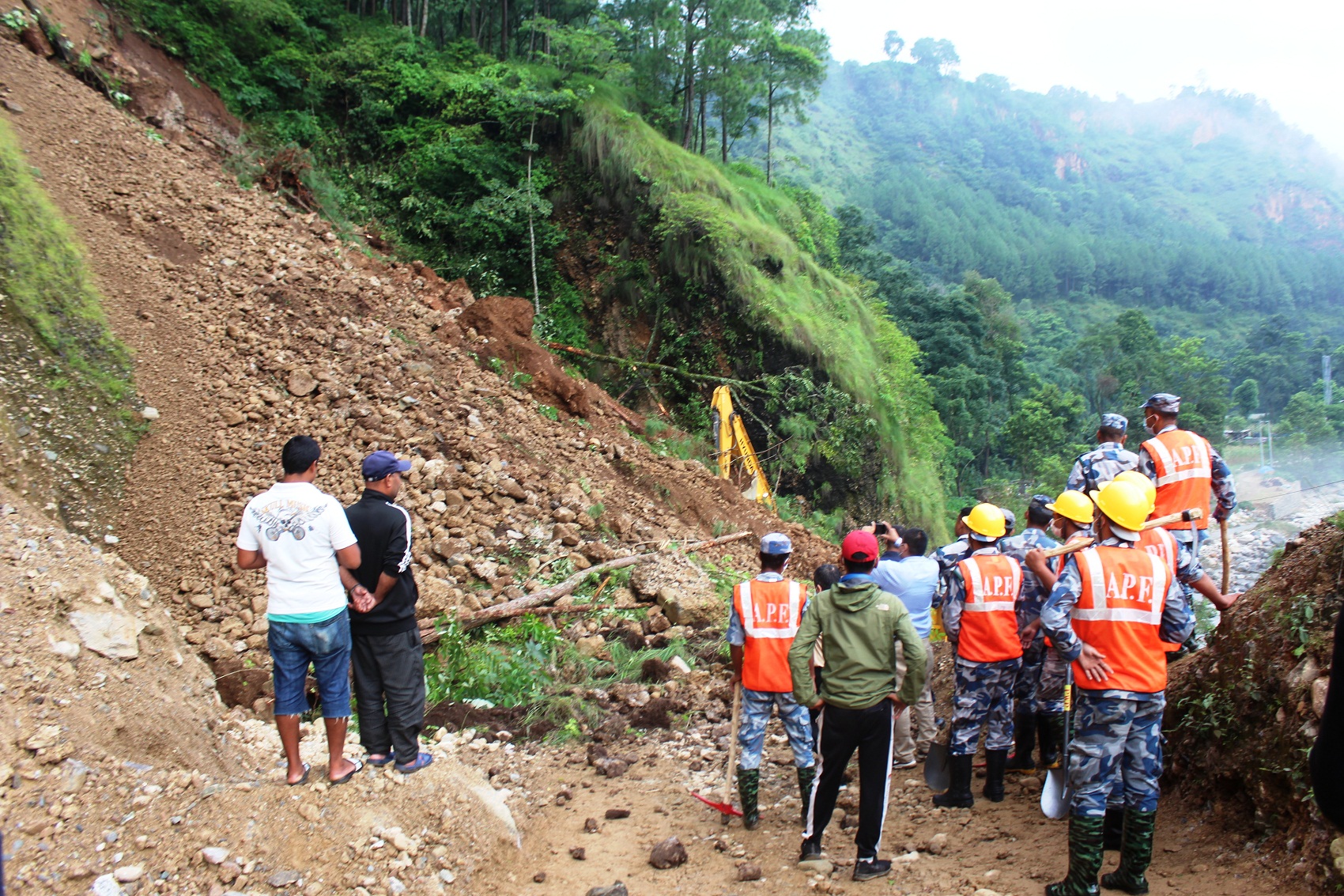 बागलुङमा पहिरोमा दुई जना बेपत्ता, जेसीवी, ट्याक्टर र टिपर पुरिए