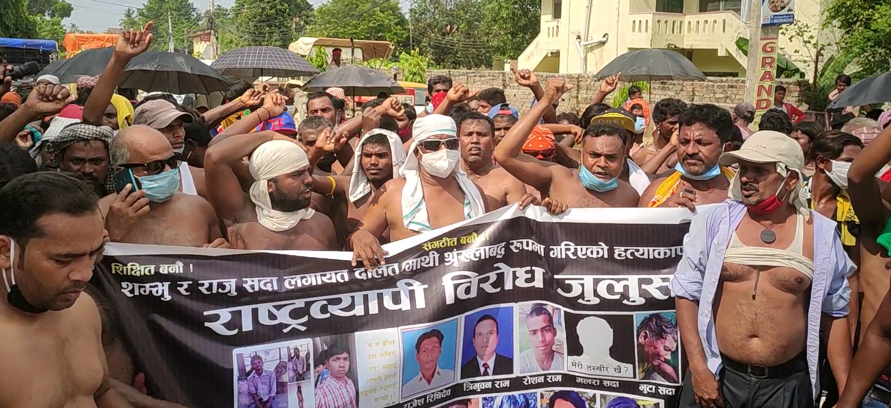 दलित समुदायमाथिको भेदभावविरुद्ध जनकपुरमा अर्धनग्न प्रदर्शन (फोटो फिचरसहित)