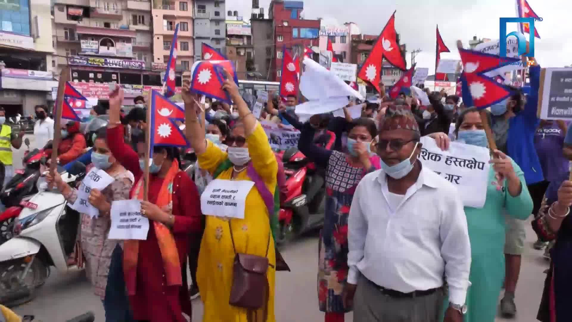 सामाजिक दुरीको धज्जी उडाउँदै प्रधानमन्त्रीका समर्थक सडकमा (भिडियोसहित)