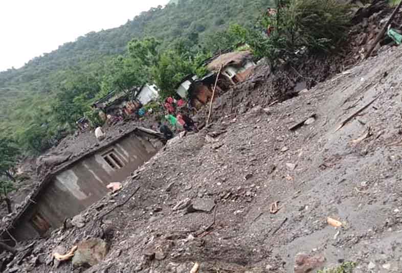 बझाङ पहिरो अपडेटः ३ जनाको शव फेला, चार जना बेपत्ता, १८ घर पुरिए