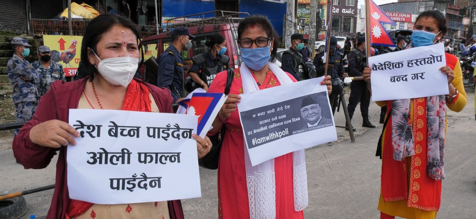 लकडाउन उल्लंघन गर्दै प्रधानमन्त्री ओलीको पक्षमा विभिन्न स्थानमा प्रदर्शन