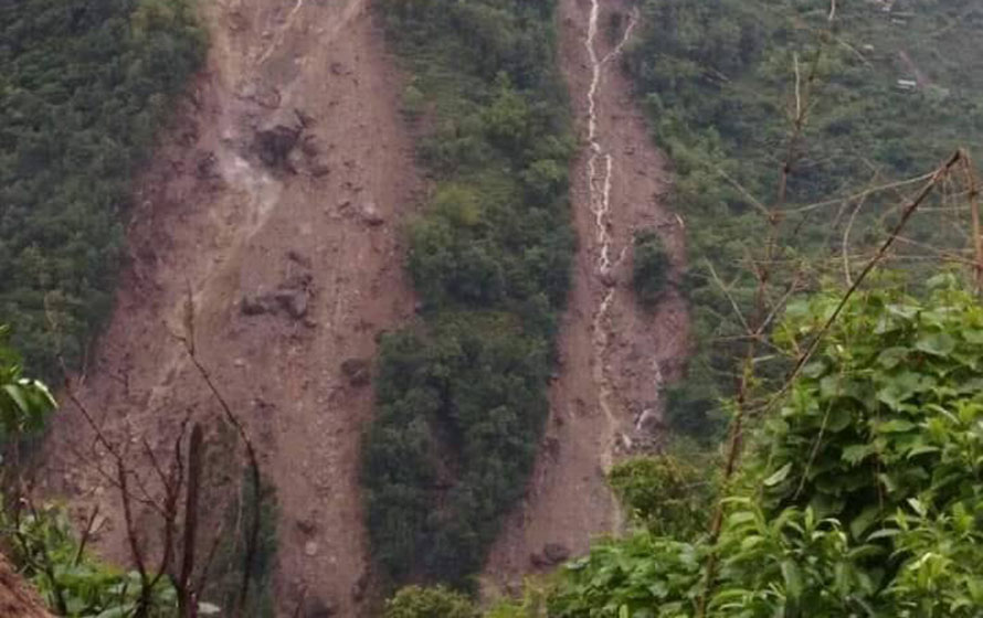 संखुवासभामा पहिरोले ९ घर बगाउँदा ११ जना बेपत्ता, उद्धारमा खटिएका एक जनाको मृत्यु