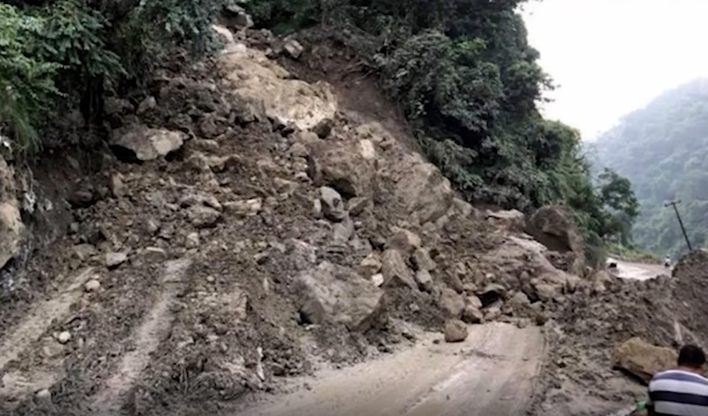 लगातारको वर्षाले देशका विभिन्न राजमार्ग अवरुद्ध