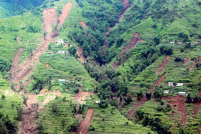 संखुवासभाको सिलिचोङमा सात घर पहिरोले बगायो, ११ जना सम्पर्कविहीन