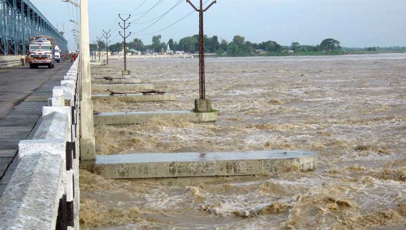 सप्तकोशी नदीको बहाव यो वर्षकै उच्च, ५६ मध्ये ४६ वटा ढोका खोलियो