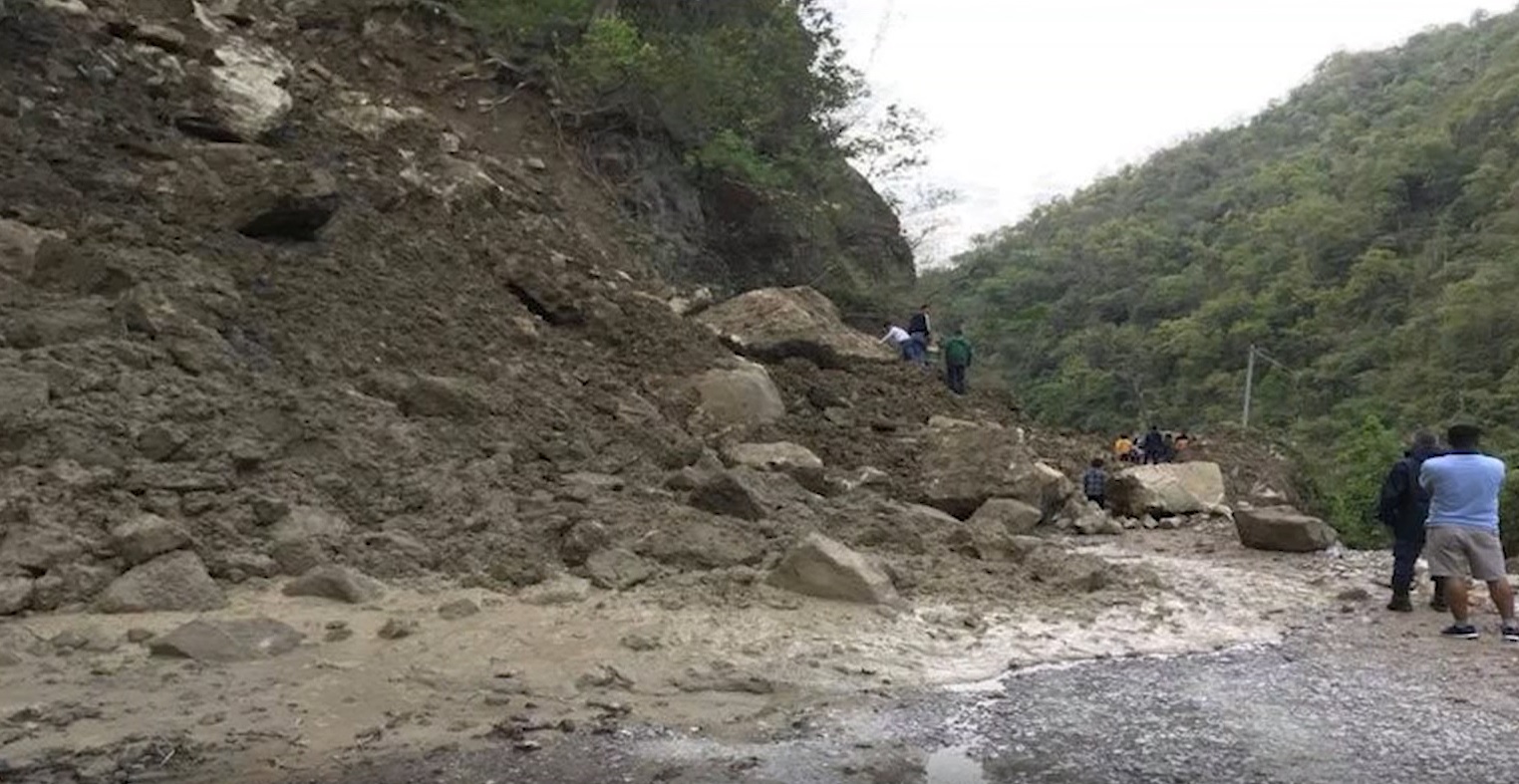 पहिरोका कारण सिद्धार्थ राजमार्ग अवरुद्ध