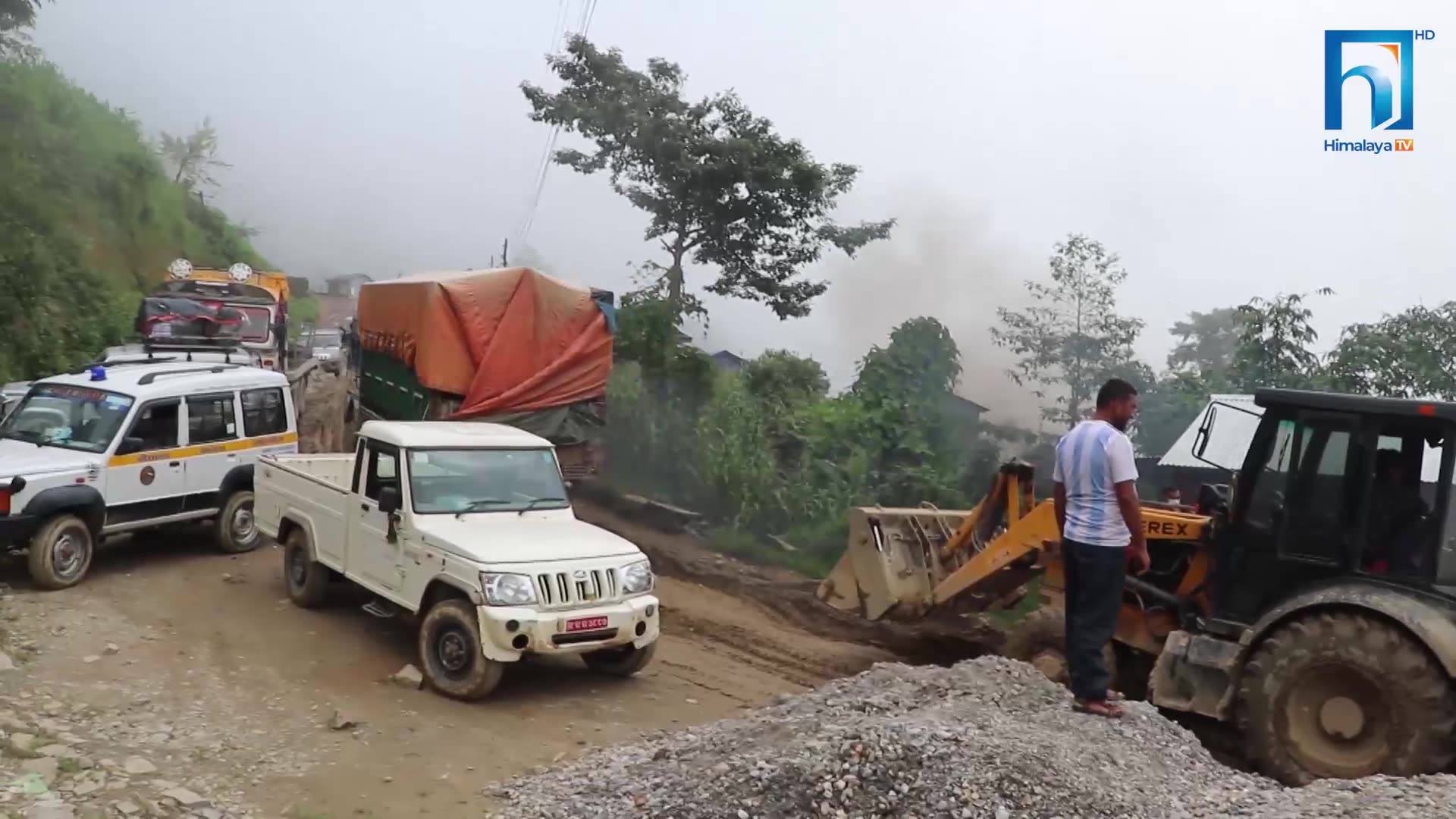 सडकको अवस्था यस्तो बेहालः पाँच किलोमिटर यात्रा गर्न एक दिन (भिडियोसहित)