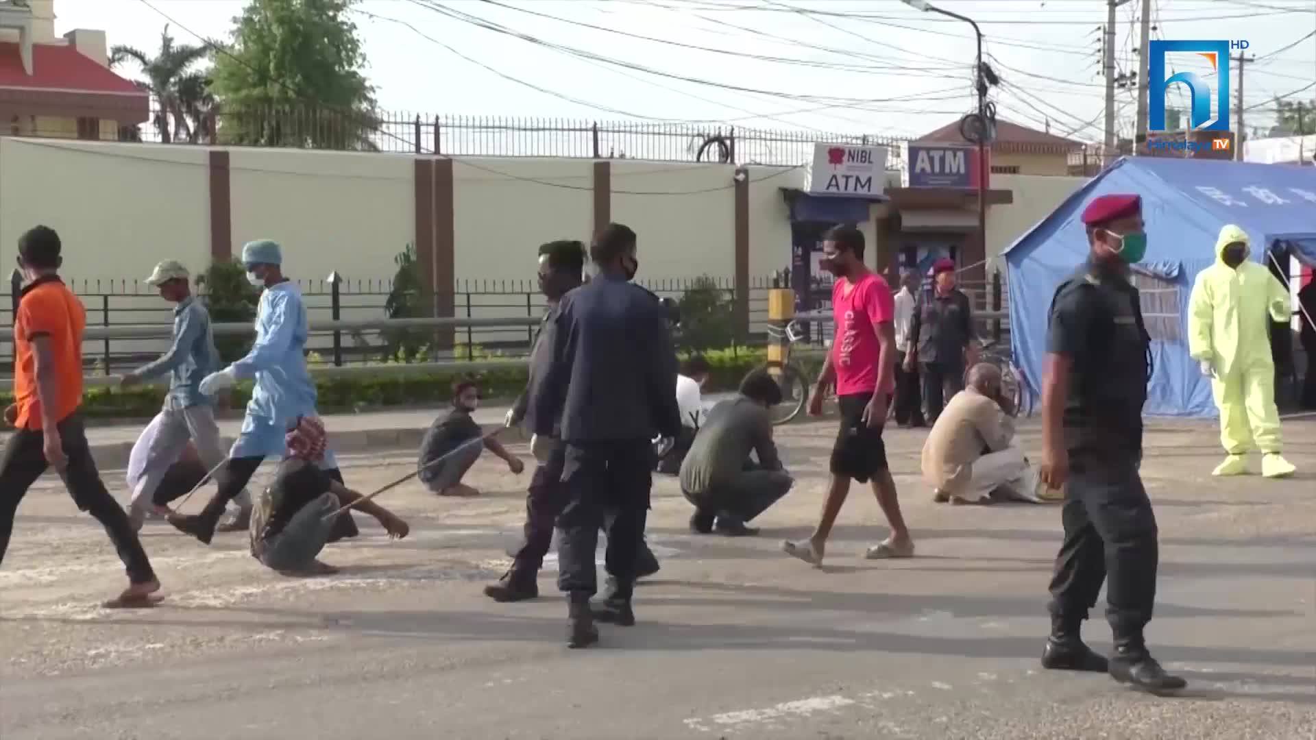 निषेधाज्ञाका बेलामा कालिमाटी क्षेत्रमा नागरिकलाई  सचेत गराउँदै नेपाल प्रहरी (भिडियोसहित)