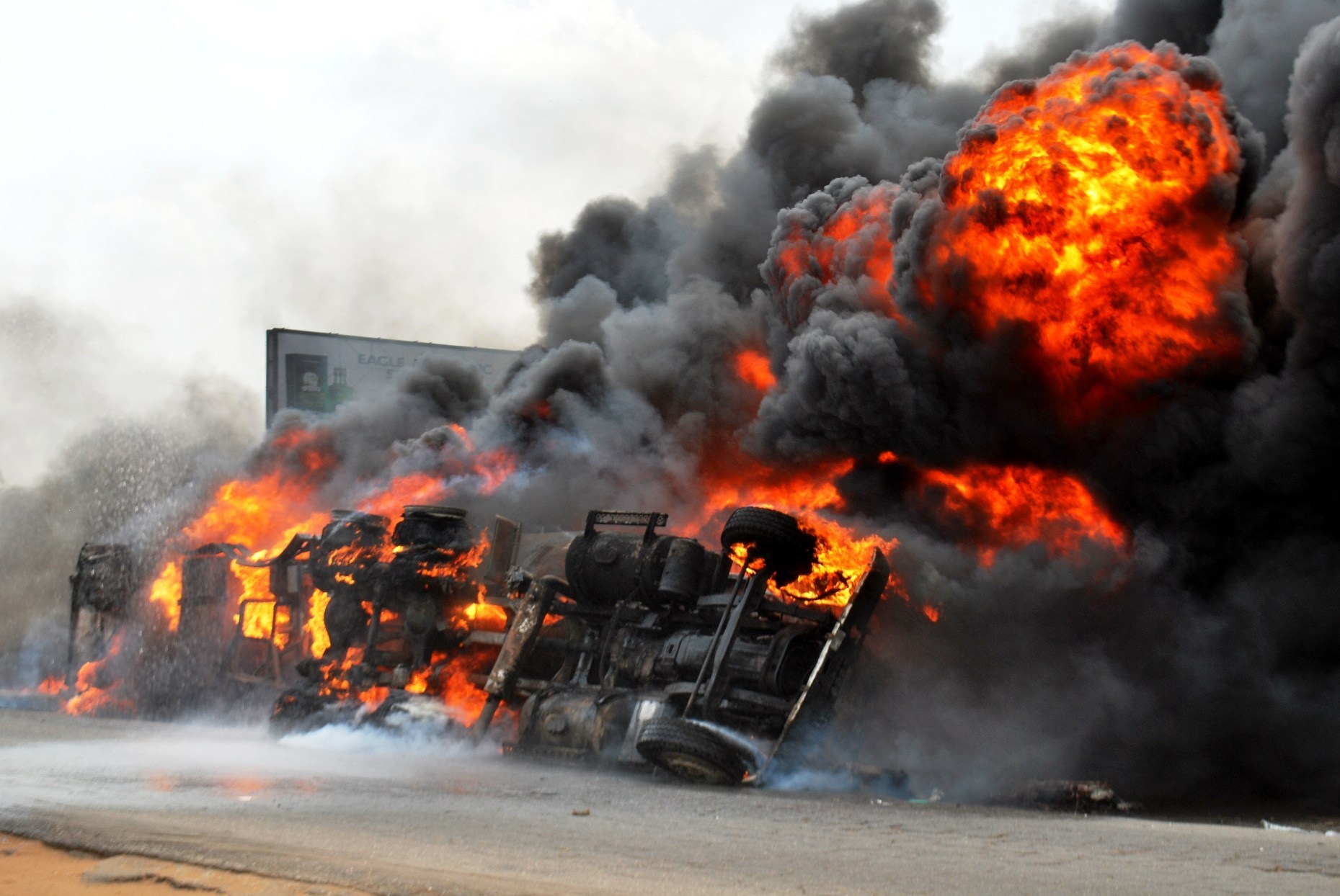 नाइजेरियामा तेल ट्याङ्कर दुर्घटनामा कम्तिमा २५ जनाको मृत्यु