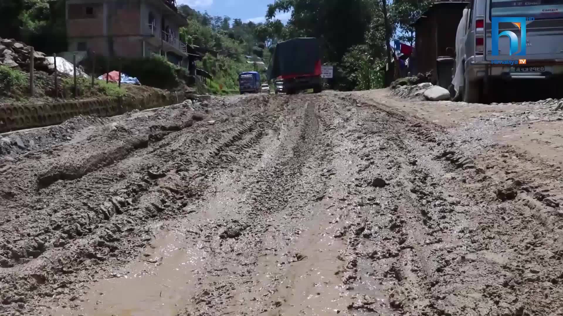 बैमौसमी वर्षाका कारण अवरुद्ध सडक अझै खुलेनन्