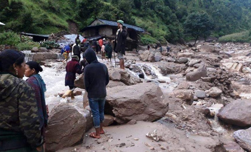 बागलुङको सुकुर्दुङ खोलाको बाढीले बस्ती बगायो, एक दर्जन सम्पर्कविहीन