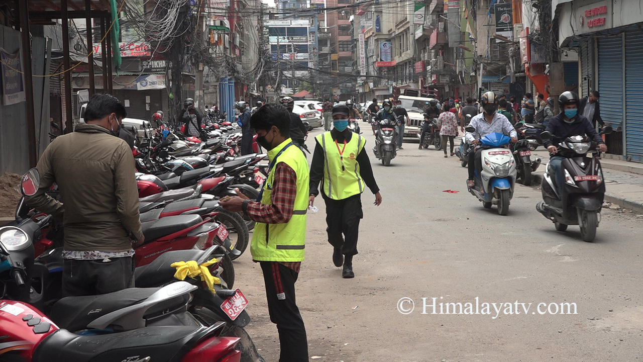 फुटपाथ र ठेला व्यापारमा प्रतिबन्ध लगाउन काठमाडौं महानगरपालिकाको माग