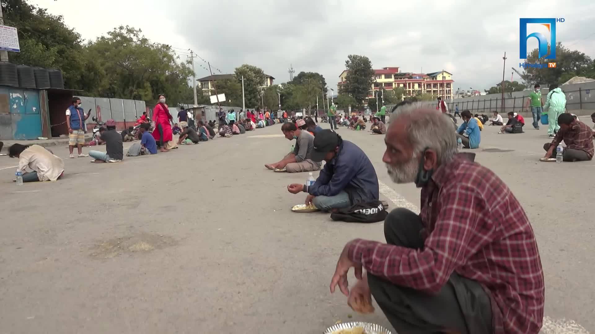 खानाका लागि खुलामञ्च पुगेकाको प्रश्नः  भोको पेट कसरी निषेधाज्ञा पालाना गरौं सरकार ? (भिडियोसहित)