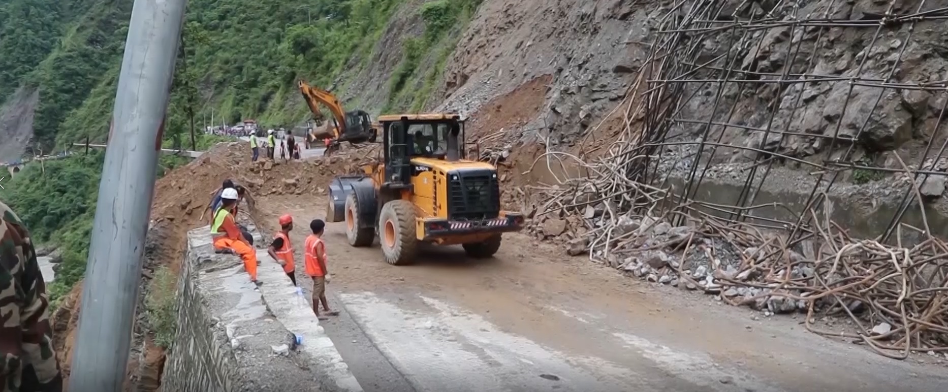 पृथ्वी राजमार्गमा पहिरोमा गाडी पुरियो, सडक अवरुद्ध