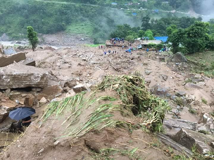 सिन्धुपाल्चोकको घुम्थाङ पहिरोमा एक जनाको शव फेला, १८ घर पुरिँदा १७ बढी बेपत्ता