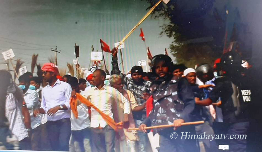 सर्लाहीमा प्रहरी र प्रदर्शनकारीबीच झडप, १९ प्रहरी र ३ जना प्रदर्शनकारी घाइते