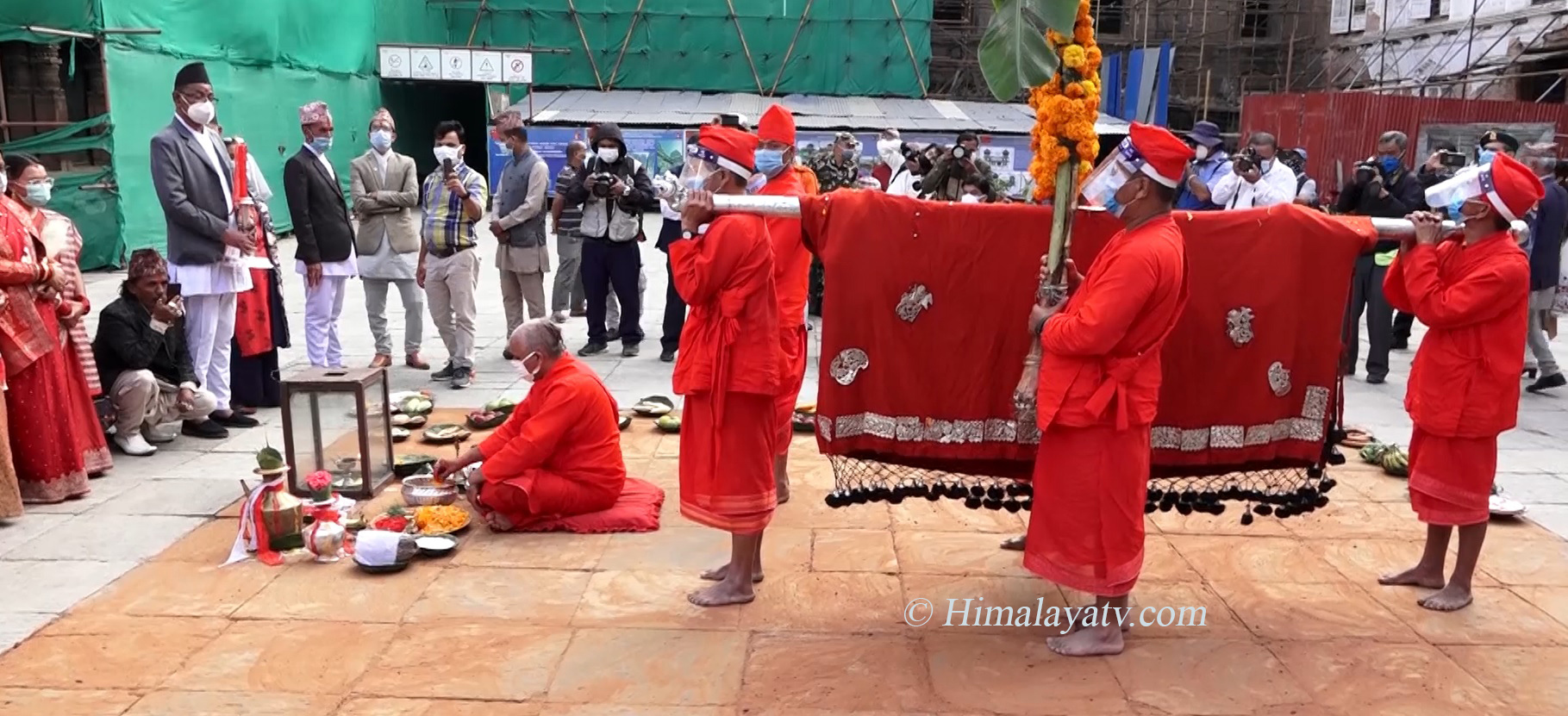 गोरखाबाट ल्याइएको फूलपाती हनुमानढोका भित्र्याइयो