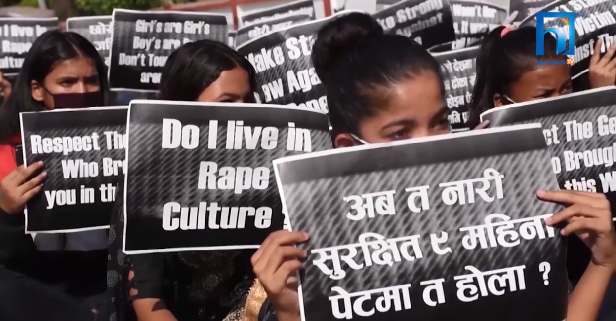 बलात्कारीलाई फाँसीको माग गर्दै युवती सडकमा (भिडियोसहित)