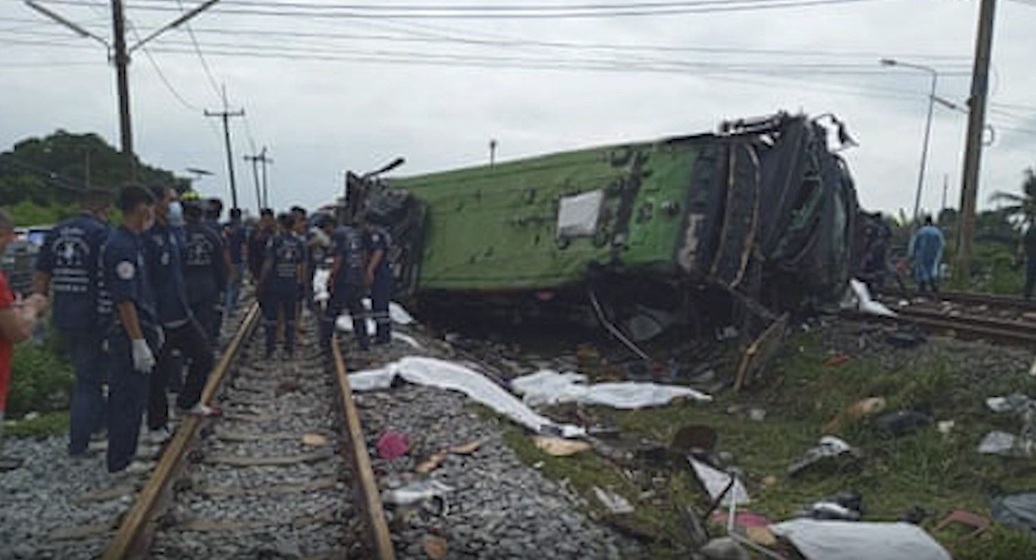 थाइल्याण्डमा बस रेलसँग ठोकिँदा १८ जनाको मृत्यु