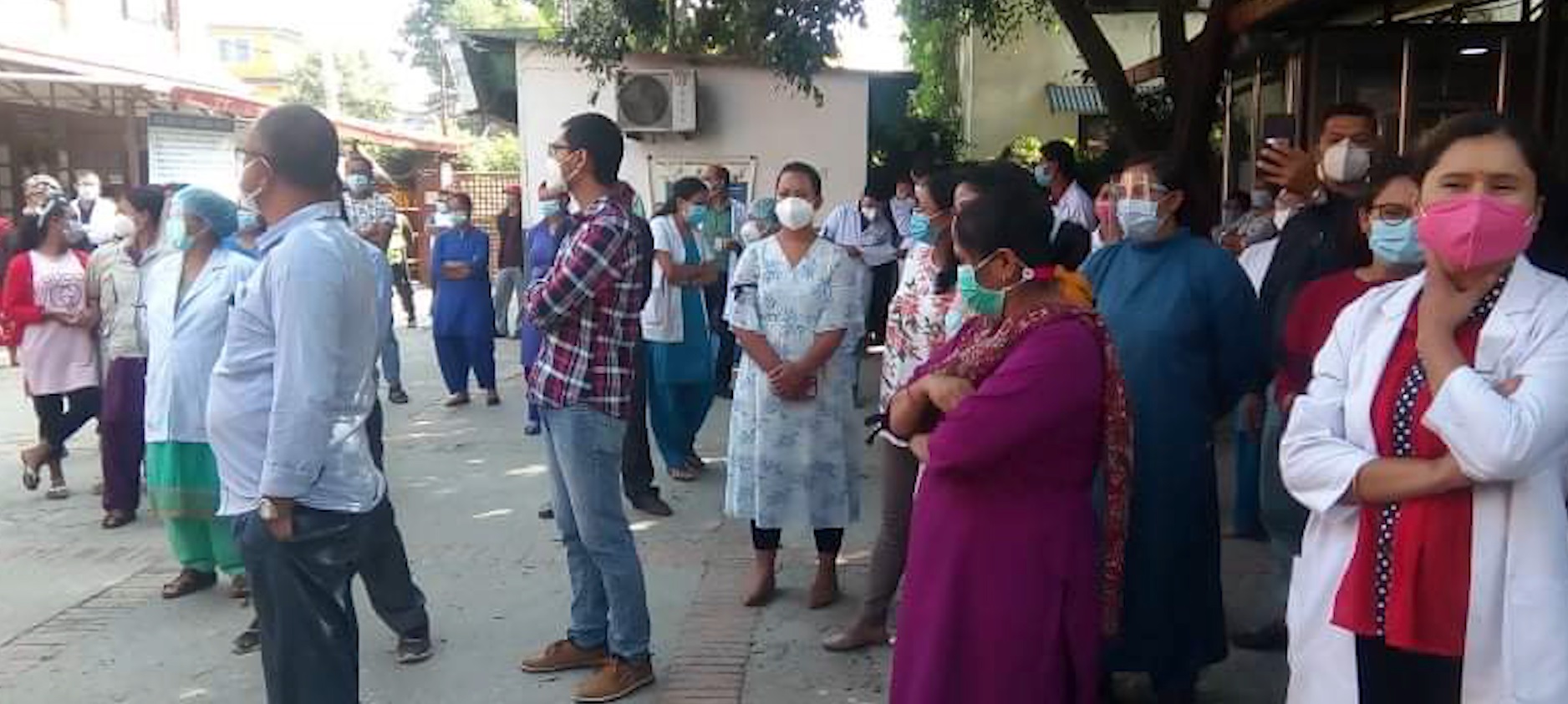 सरकारीकरणको विरोधमा भक्तपुर क्यान्सर अस्पतालका कर्मचारी आन्दोलित
