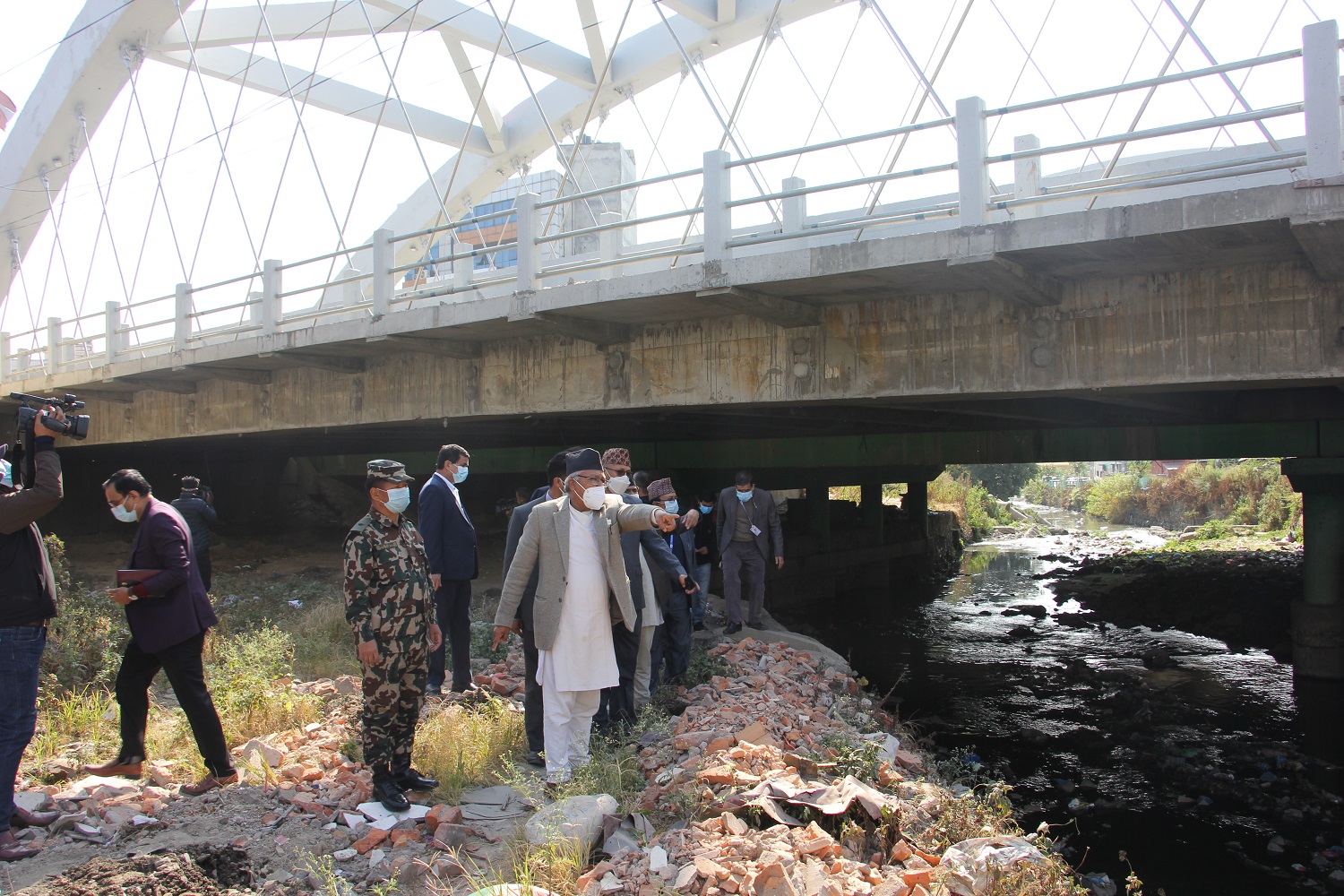 शहरी विकासमन्त्रीले बाटाभरि खाल्डाखुल्डी र पुलमुनि फोहोरको थुप्रो देखेपछि…