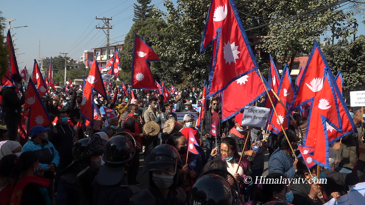 काठमाडौंमा राजावादीको प्रदर्शन, लाग्यो ‘राजा आउ देश बचाऊ’ को नारा ( भिडियो र फोटो फिचरसहित)