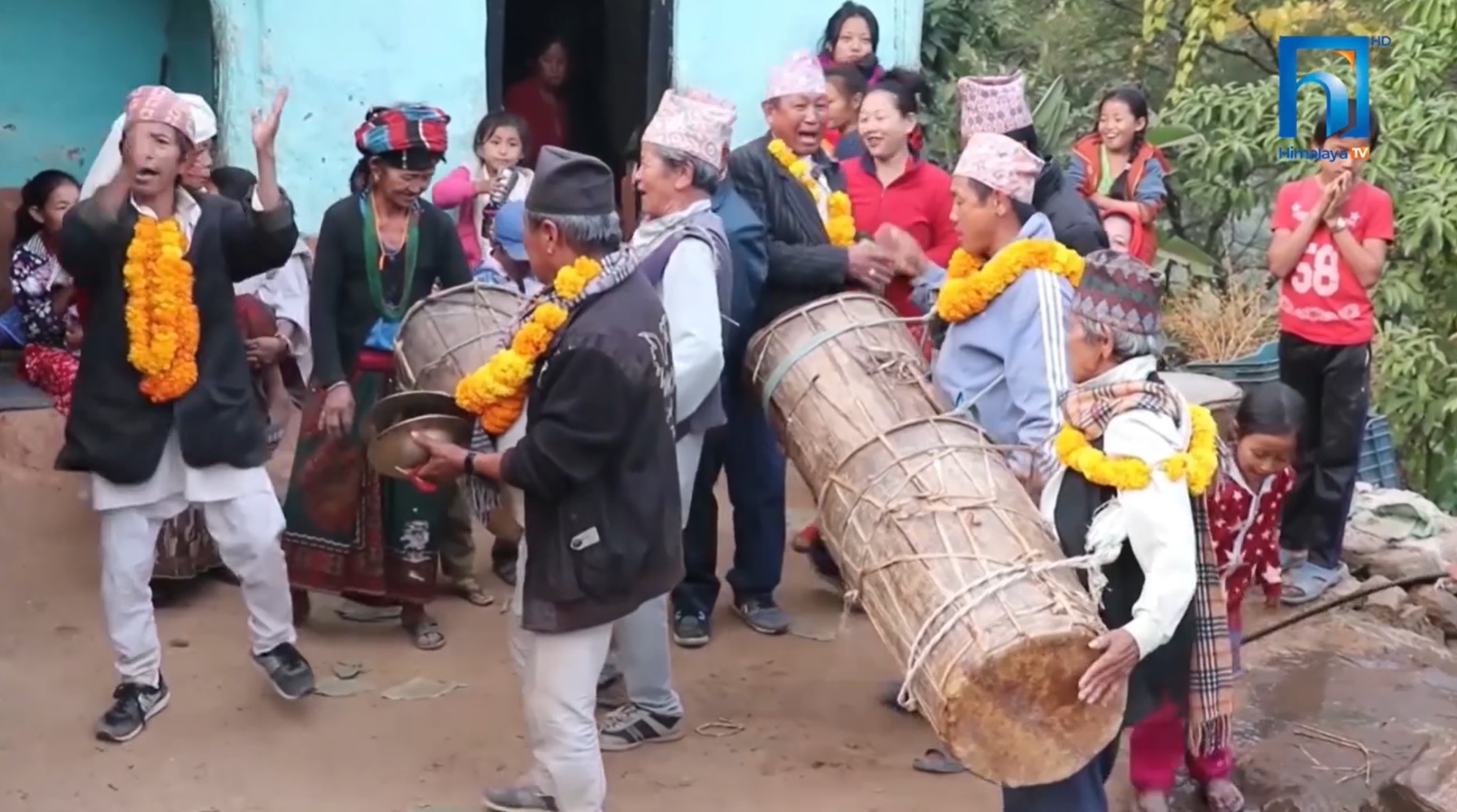 ढोल–झ्याम्टाका साथ वाडाङ्मी चाड मनाउन व्यस्त आठपहरिया राई समुदाय (भिडियोसहित)