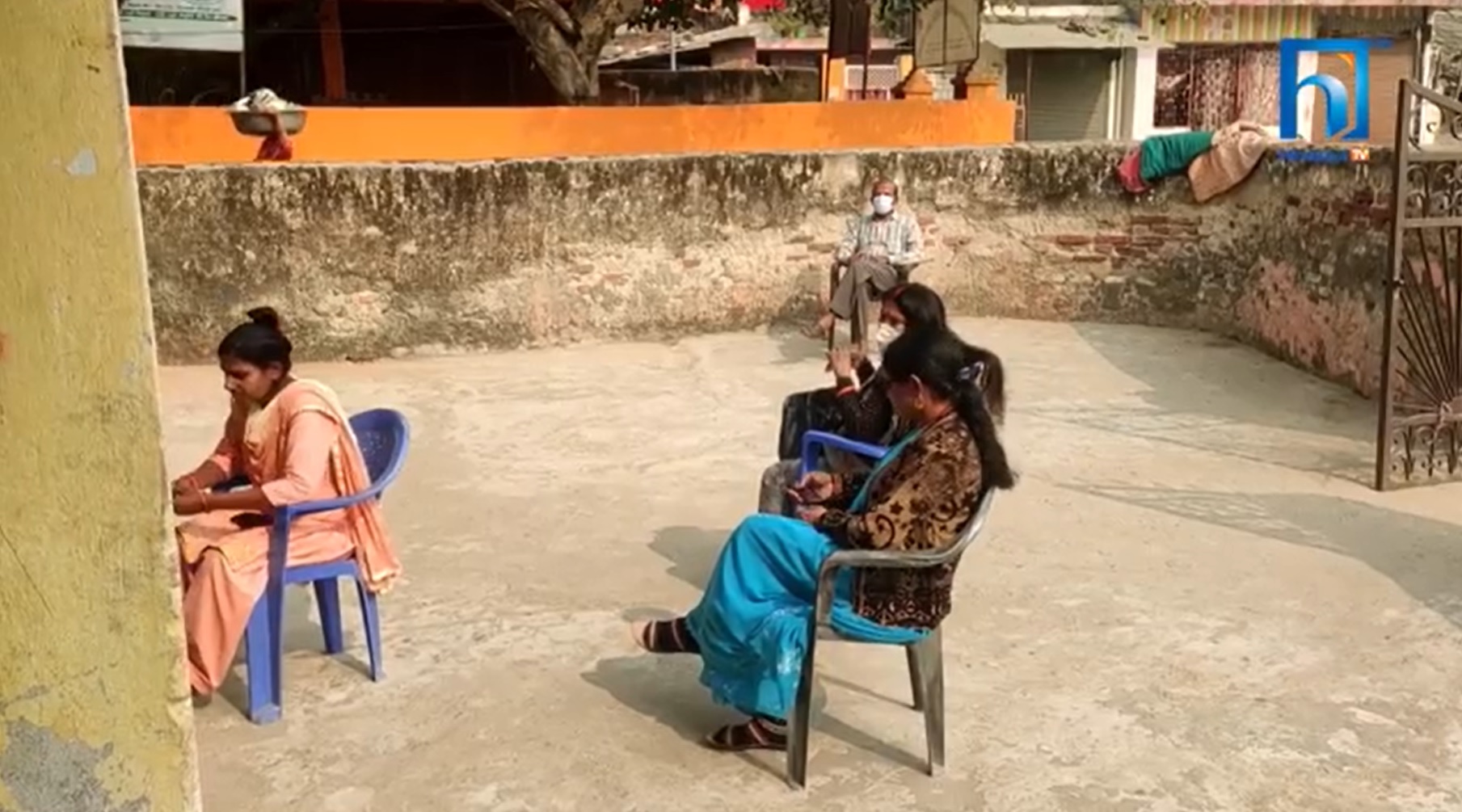 सरकारी विद्यालयः विद्यार्थी आउँछन् खेल्छन्, शिक्षक घाम ताप्छन् र फर्कन्छन् (भिडियोसहित)