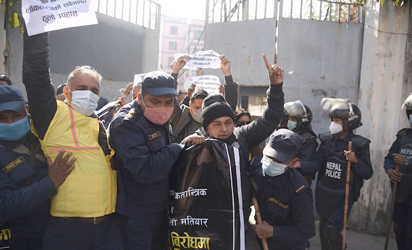 संसद विघटनविरुद्ध देशभर प्रदर्शन जारी, सिंहदरबारअगाडिबाट अधिकारवादीहरु पक्राउ