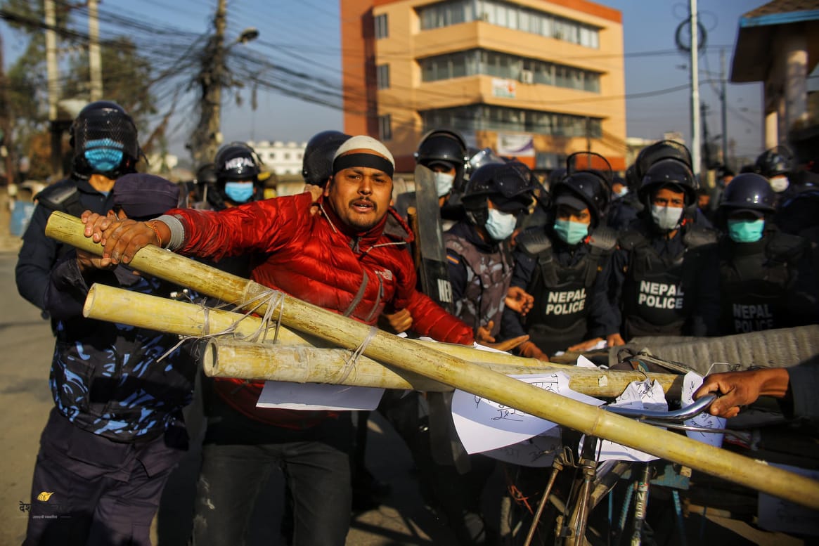 प्रचण्ड नेपाल समूहका विद्यार्थीको ‘बयलगाडा’ प्रदर्शन, दिउँसो माइतीघर र भक्तपुरमा पनि प्रदर्शन हुने