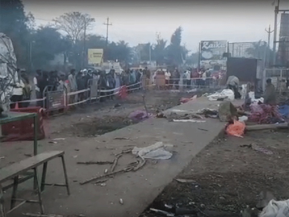 भारतको गुजरातमा ट्रकले किच्दा १३ जनाको मृत्यु
