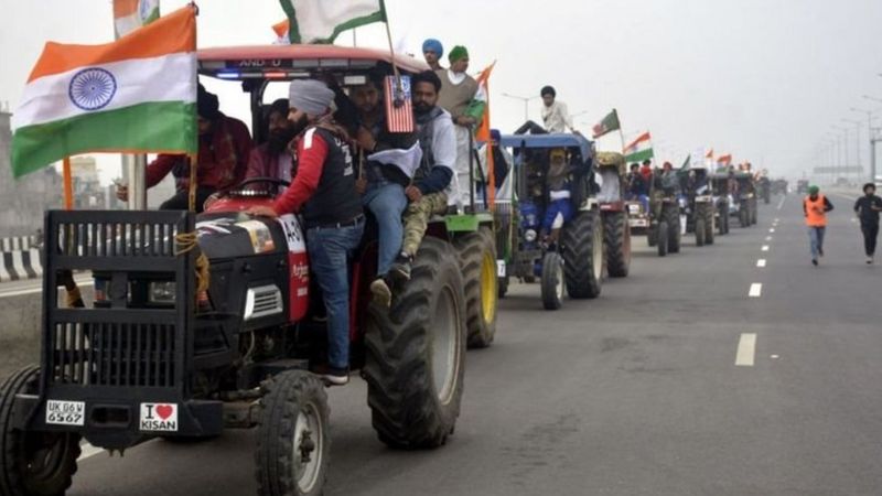 भारतको राजधानी दिल्लीमा विशाल ट्रयाक्टर जुलुस, एक जनाको मृत्यु