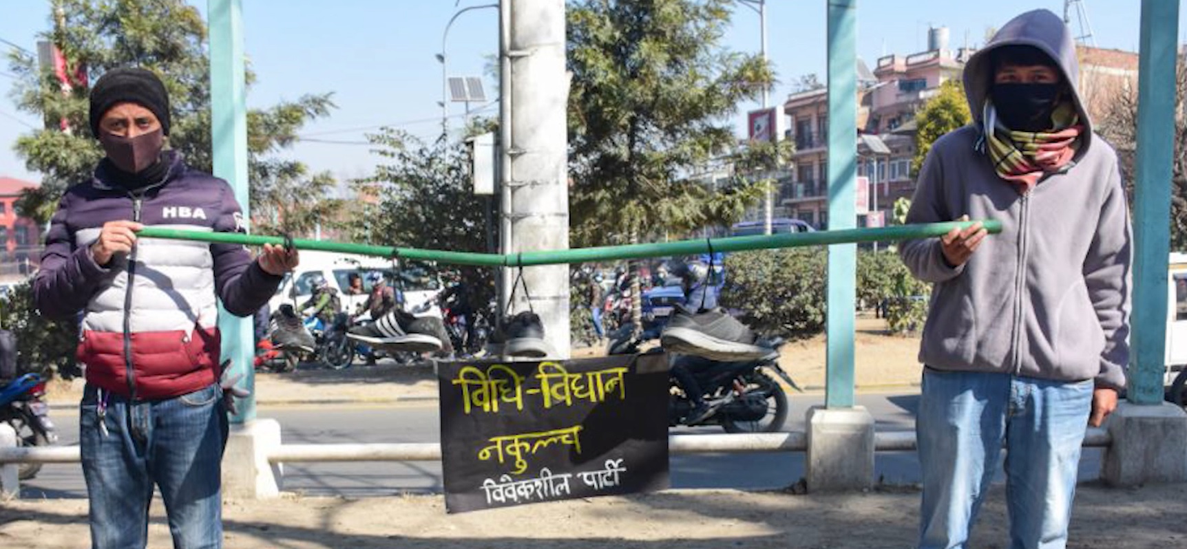 संसद विघटनको विरोधमा विवेकशील पार्टीले झुन्ड्यायो माइतीघरमा जुत्ता