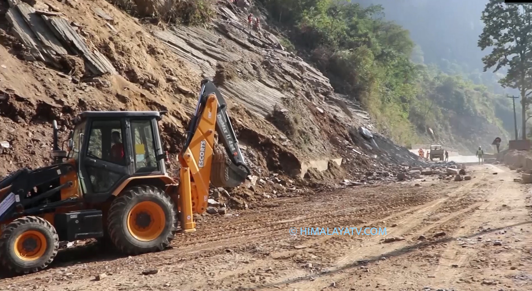 पहिराका कारण अवरुद्ध पृथ्वी राजमार्ग पुनः सञ्चालन