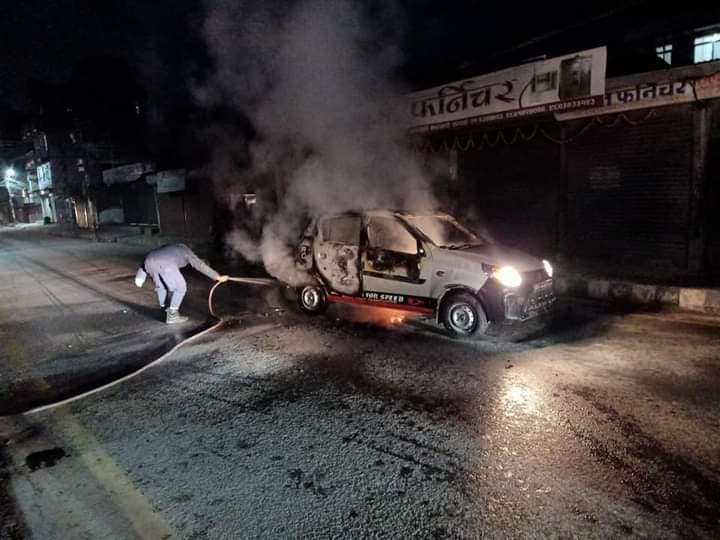 काठमाडौंको गोंगबुमा अज्ञात समूहद्वारा ट्याक्सीमा आगजनी