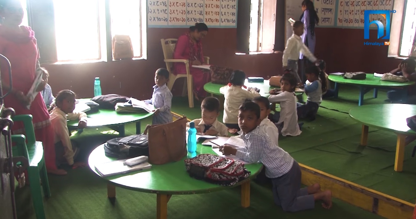 भैरहवा बजारकै सामुदायिक विद्यालयमा एउटै कोठामा दुईवटा कक्षा (भिडियो रिपोर्टसहित)