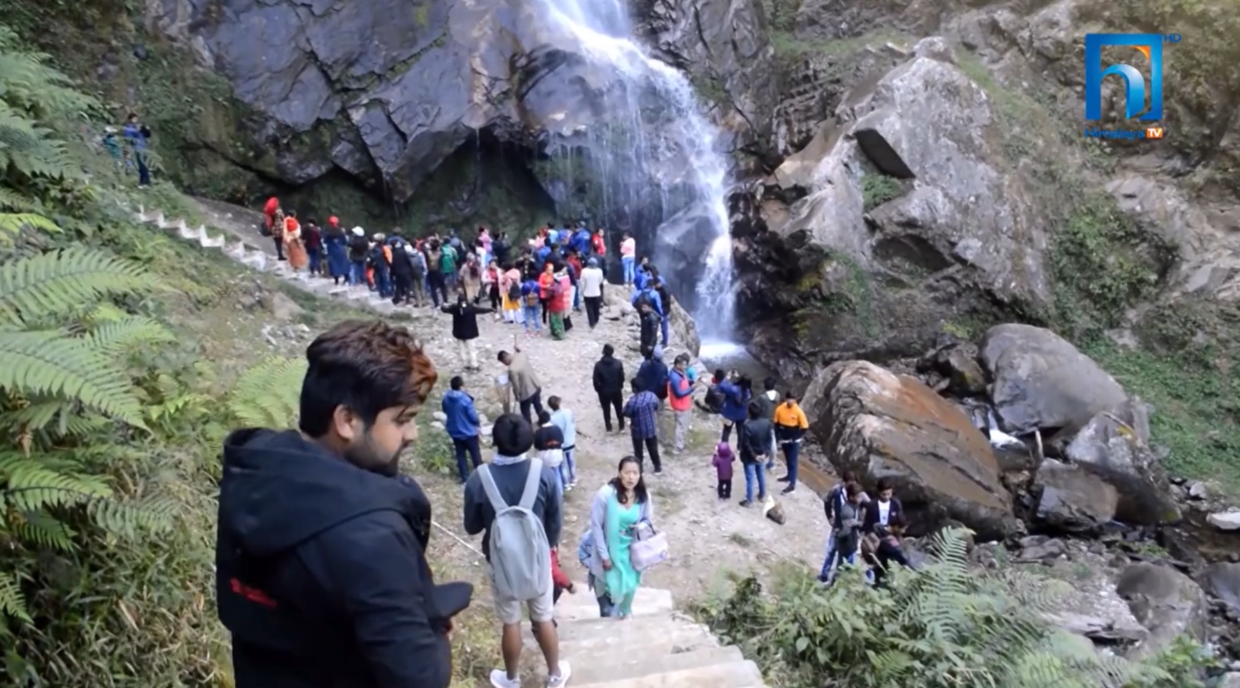 १३९ मिटर अग्लो छाँगे झरनामा आन्तरिक पर्यटक बढ्दै (भिडियो रिपोर्टसहित)