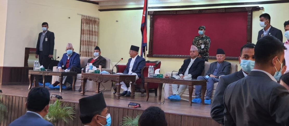 ओलीले दिए वरिष्ठ नेता नेपाल र उपाध्यक्ष रावलमाथि कारबाहीको चेतावनी (भिडियो रिपोर्टसहित)