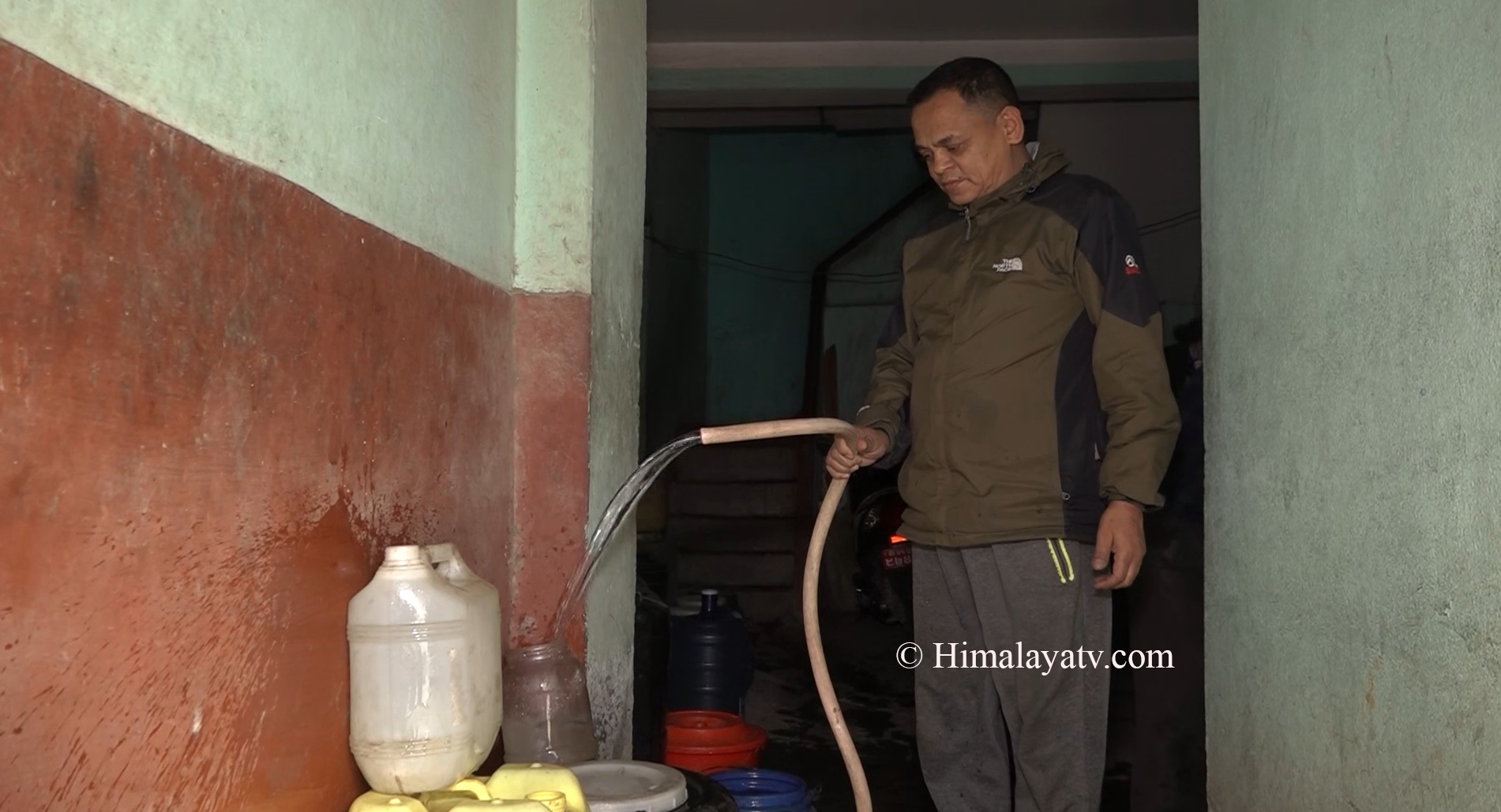 शुरु भयो काठमाडौंमा मेलम्चीको पानी वितरण, घरकै धारामा पानी आएपछि स्थानीयमा यस्तो खुसी