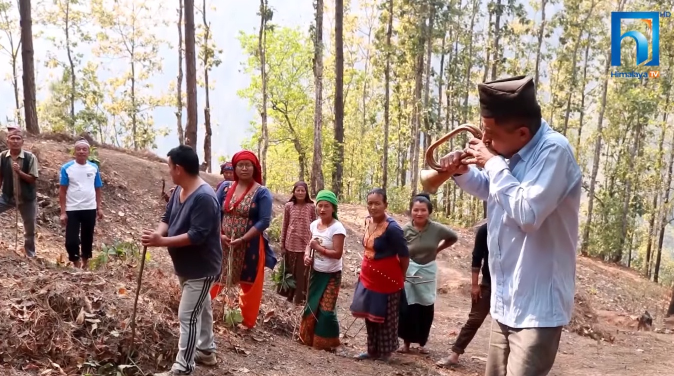 वन-जंगल जोगाउन ४० वर्षदेखि फेरी लगाउँदै र बिगुल फुक्दै एक अभियन्ता (भिडियो रिपोर्टसहित)