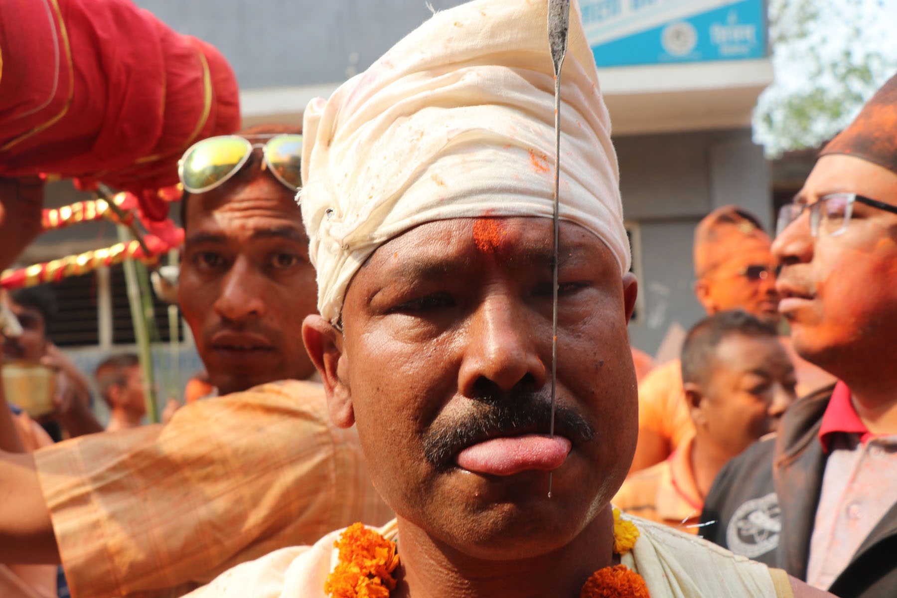 जिब्रो छेडी महाद्वीप बोकेर टोलटोल घुमे बुद्धकृष्ण