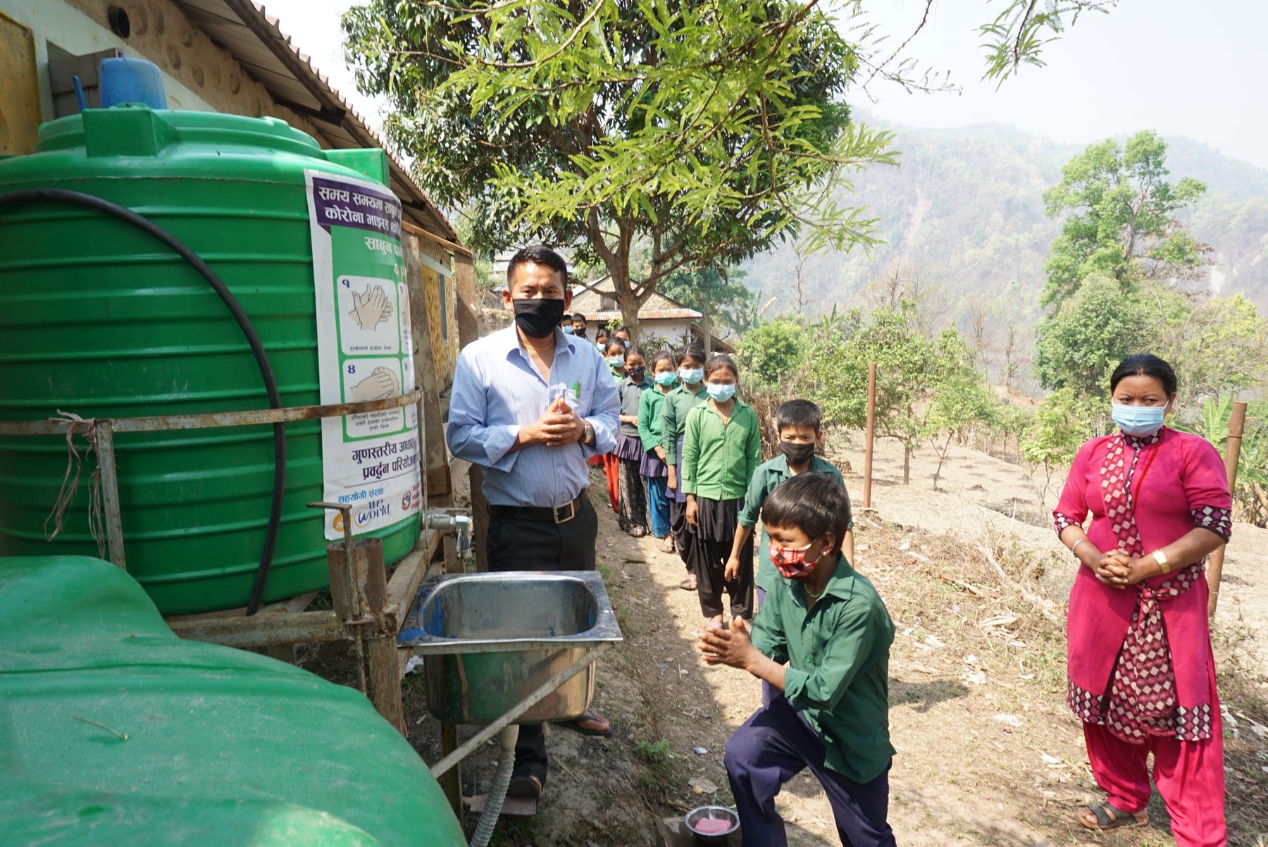 साबुन र पानीसँग नियमित खेल्छन् विद्यार्थी !