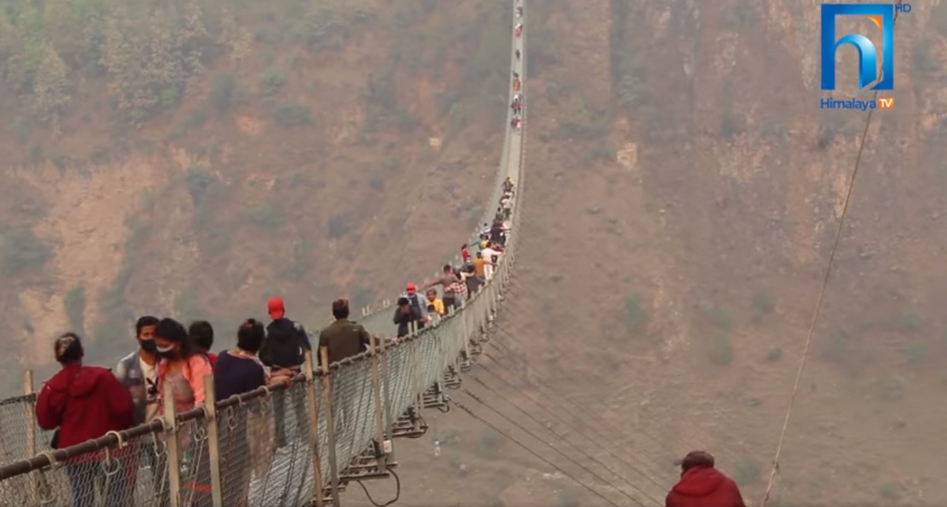 बागलुङ र पर्वत जोड्ने विश्वकै लामो झोलुङ्गे पुलमा यसरी जोखिम बढ्दै (भिडियो रिपोर्टसहित)